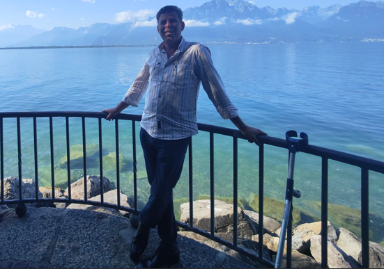 Otelo Martins junto ao lago com canadiana